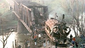 Bombardování-Jugoslávie_zasažený-civilní-vlak-na-trati-mezi-Bělehradem-a-Skopje